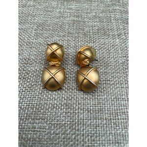 Vintage Signed Carolee Matte goldtone 1.25” Retro Pierced Dangle Earrings Hinged